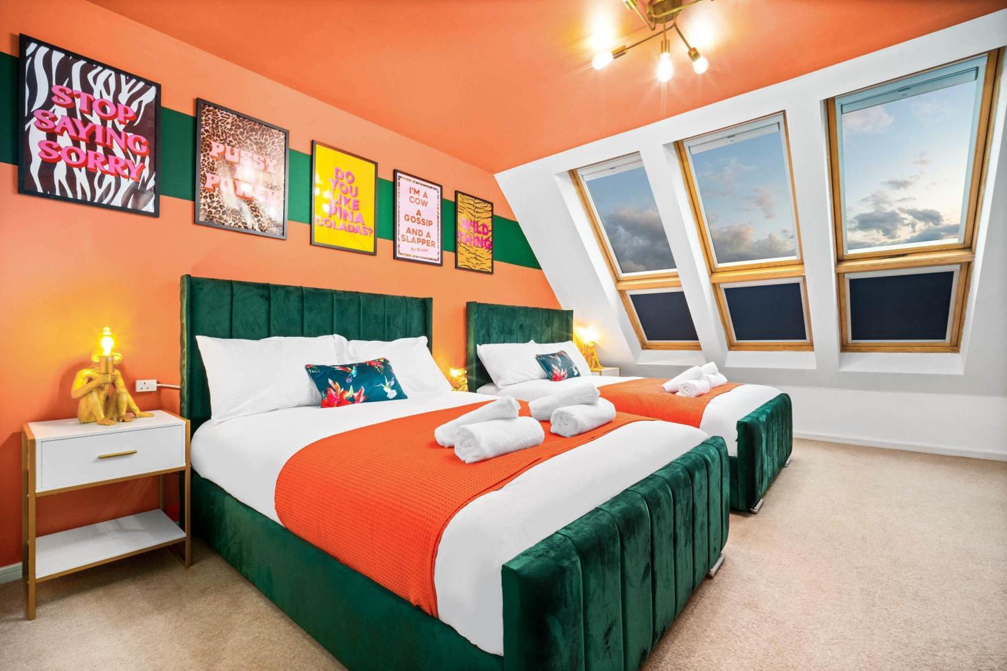 Stylish Manchester 4 Bed House W/Garden ✘ Sleeps 9 - Salford ☆ Free Parking → Smart Tvs In Every Bedroom ☆ Free Netflix & Ultra Fast Wifi ✪ 6 Min To City Centre, Close To Trafford Centre, Etihad Stadium, Manchester Arena, Clubs & More! Exterior photo