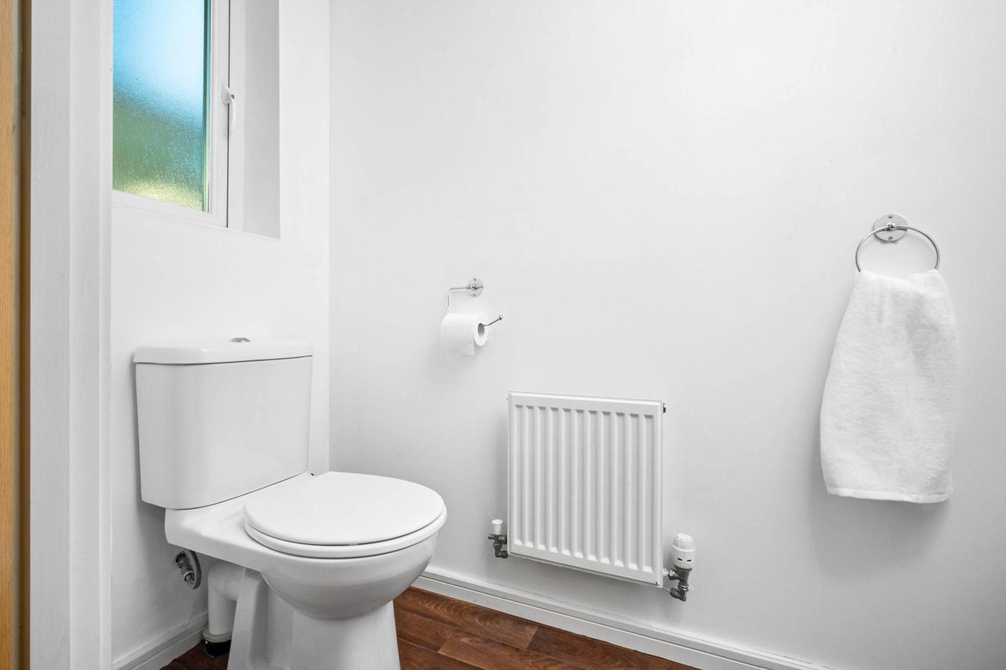 Stylish Manchester 4 Bed House W/Garden ✘ Sleeps 9 - Salford ☆ Free Parking → Smart Tvs In Every Bedroom ☆ Free Netflix & Ultra Fast Wifi ✪ 6 Min To City Centre, Close To Trafford Centre, Etihad Stadium, Manchester Arena, Clubs & More! Exterior photo
