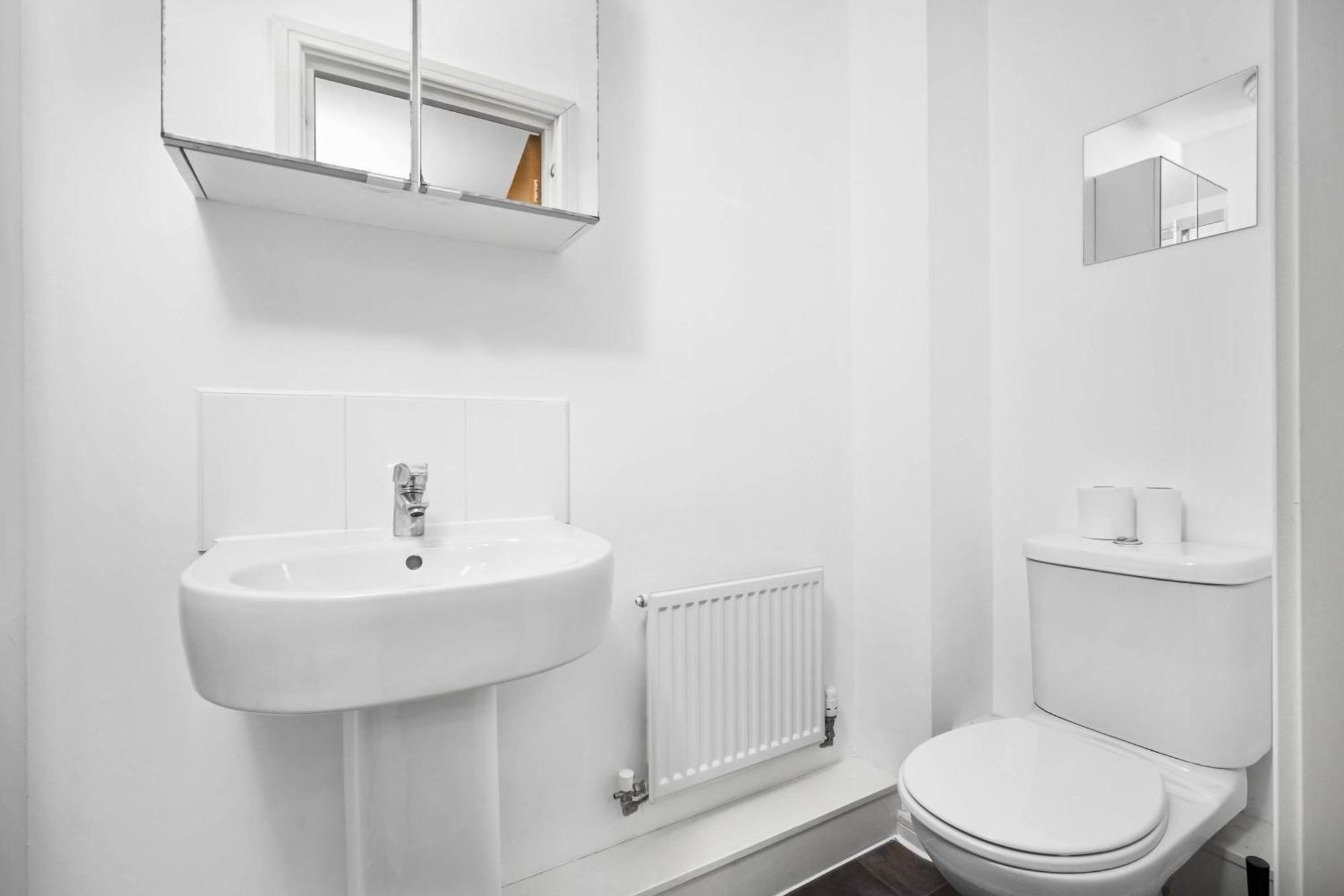 Stylish Manchester 4 Bed House W/Garden ✘ Sleeps 9 - Salford ☆ Free Parking → Smart Tvs In Every Bedroom ☆ Free Netflix & Ultra Fast Wifi ✪ 6 Min To City Centre, Close To Trafford Centre, Etihad Stadium, Manchester Arena, Clubs & More! Exterior photo