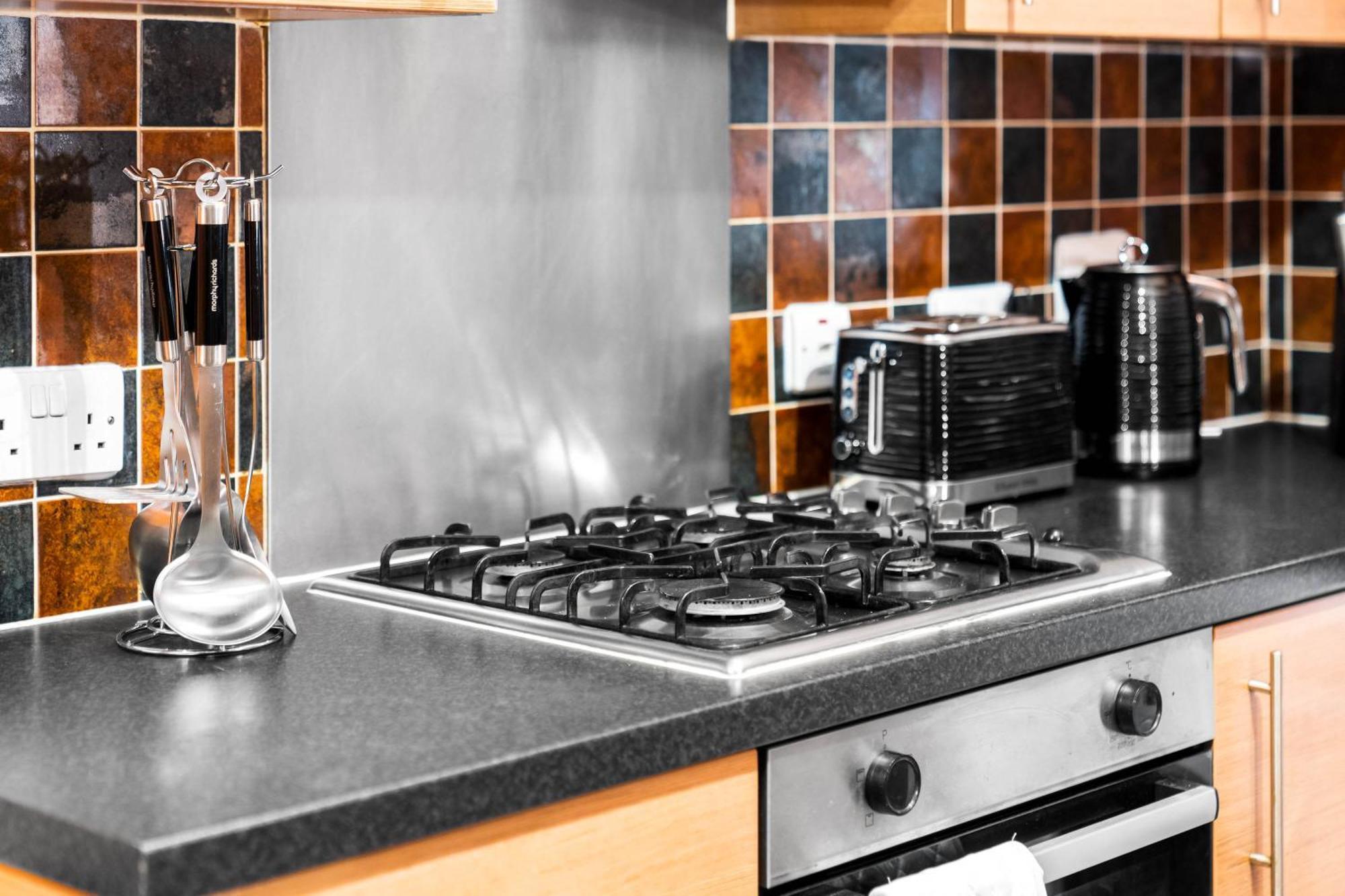 Stylish Manchester 4 Bed House W/Garden ✘ Sleeps 9 - Salford ☆ Free Parking → Smart Tvs In Every Bedroom ☆ Free Netflix & Ultra Fast Wifi ✪ 6 Min To City Centre, Close To Trafford Centre, Etihad Stadium, Manchester Arena, Clubs & More! Exterior photo