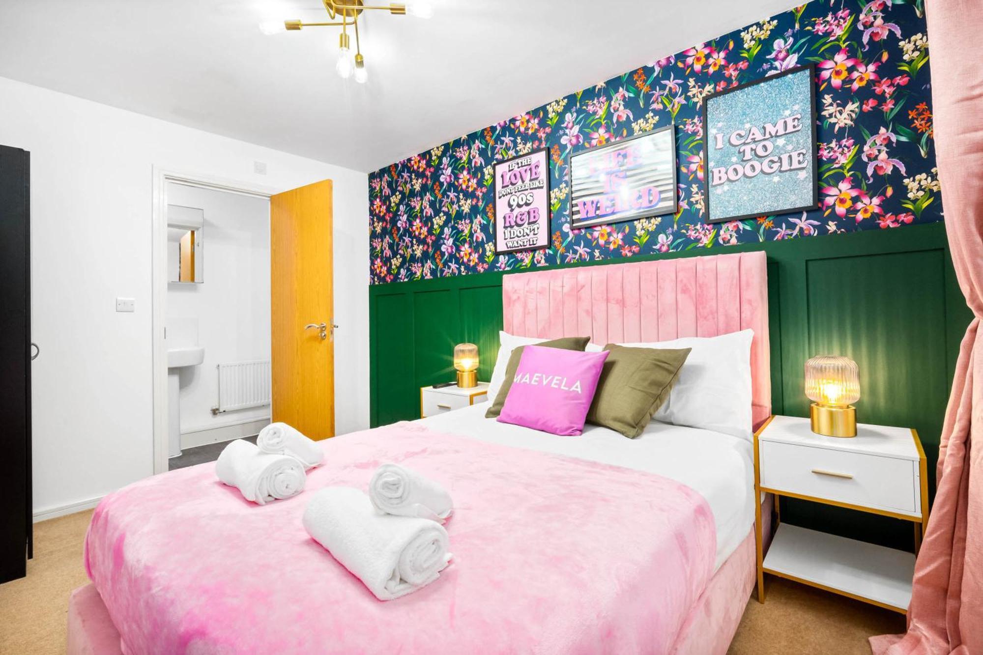 Stylish Manchester 4 Bed House W/Garden ✘ Sleeps 9 - Salford ☆ Free Parking → Smart Tvs In Every Bedroom ☆ Free Netflix & Ultra Fast Wifi ✪ 6 Min To City Centre, Close To Trafford Centre, Etihad Stadium, Manchester Arena, Clubs & More! Exterior photo